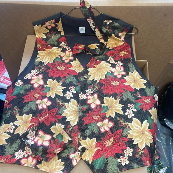 Christmas Poinsettia Tuxedo Vest and Bow Tie Size 2X New